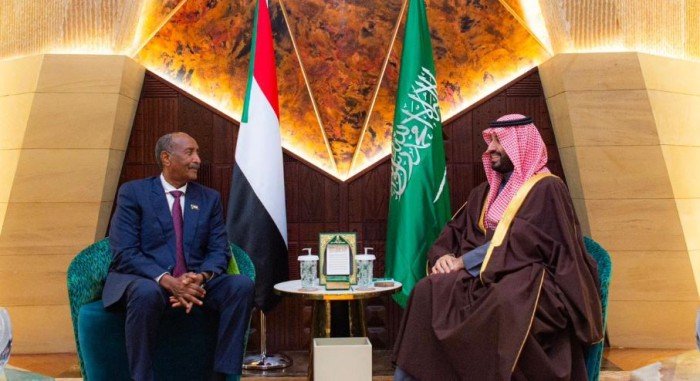 ولي العهد السعودي يستعرض مع البرهان جهود تحقيق الاستقرار بالسودان ولي العهد السعودي يستعرض مع البرهان جهود تحقيق الاستقرار بالسودان