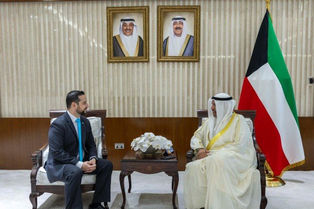 وزير الخارجية الكويتي يتسلم نسخة من أوراق اعتماد سفير غواتيمالا الجديد لدى البلاد