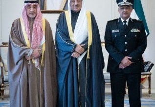 ولي العهد الكويتي يستقبل النائب الأول لرئيس مجلس الوزراء ووزير الداخلية ووكيل وزارة الداخلية الجديد
