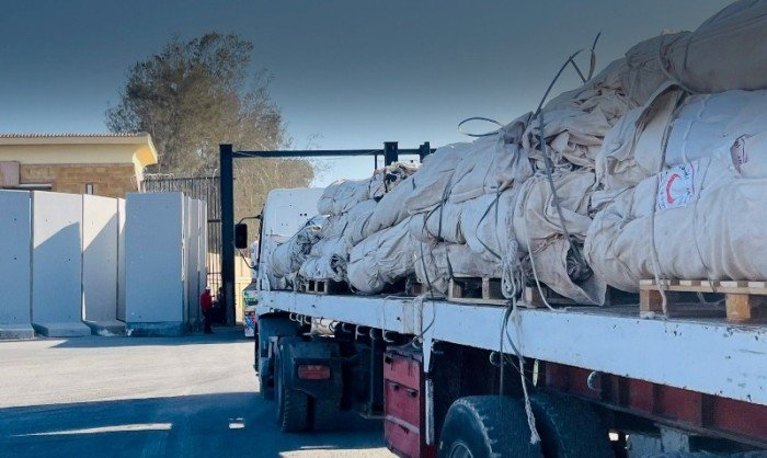 الهلال الأحمر المصري: 55 ألف قطعة ملابس شتوية عبر قافلة «زاد العزة» الـ 84