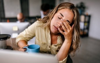 دراسة تكشف علاقة مفاجئة بين القهوة وحدّة الألم المزمن لدى كبار السن