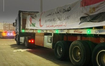 الهلال الأحمر المصري: 130 ألف سلة غذائية و22 ألف قطعة ملابس شتوية تنقلها "زاد العزة" الـ 99 إلى غزة
