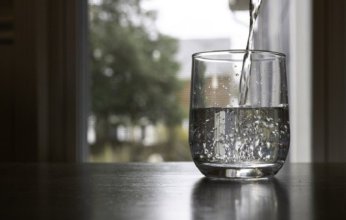 خطر صامت في مياه الشرب.. دراسة تكشف تأثيرًا خطيرًا لمواد PFAS على صحة الأطفال منذ الولادة