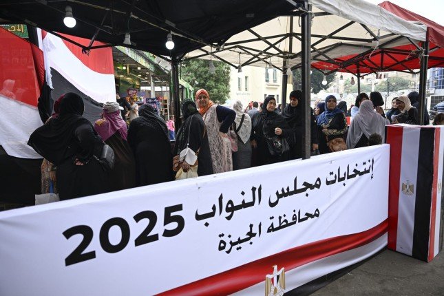 انتظام التصويت في اليوم الأول لإعادة انتخابات «النواب» بالدوائر الـ19 الملغاة انتظام التصويت في اليوم الأول لإعادة انتخابات «النواب» بالدوائر الـ19 الملغاة