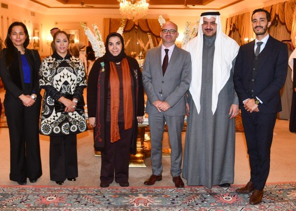 فرنسا تقلد الشيخة سعاد الصباح وسام الفنون والآداب برتبة ضابط تقديرا لمسيرتها الثقافية والفكرية فرنسا تقلد الشيخة سعاد الصباح وسام الفنون والآداب برتبة ضابط تقديرا لمسيرتها الثقافية والفكرية