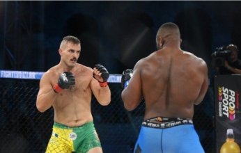 مقاتل (MMA) يغرق في النهر
