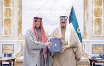 أمير الكويت يتسلم من الأمين لمجلس التعاون الخليجي تقريرا حول رئاسة بلاده للدورة الـ45 للمجلس