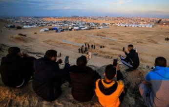 عشرات الآلاف من هواتف "آيفون 17 برو ماكس" تدخل قطاع غزة.. ما الدوافع؟ ولماذا سمح الاحتلال بذلك؟