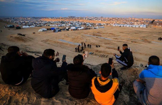 عشرات الآلاف من هواتف "آيفون 17 برو ماكس" تدخل قطاع غزة.. ما الدوافع؟ ولماذا سمح الاحتلال بذلك؟ عشرات الآلاف من هواتف "آيفون 17 برو ماكس" تدخل قطاع غزة.. ما الدوافع؟ ولماذا سمح الاحتلال بذلك؟