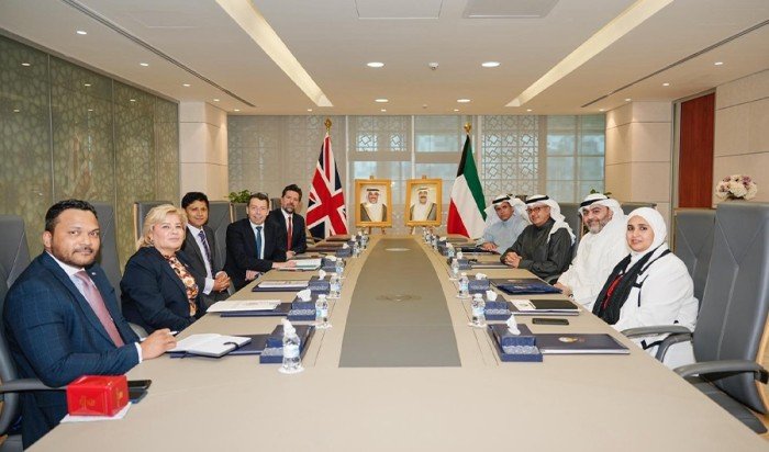وزير المالية الكويتي يبحث مع المفوض التجاري البريطاني تعزيز العلاقات وزير المالية الكويتي يبحث مع المفوض التجاري البريطاني تعزيز العلاقات
