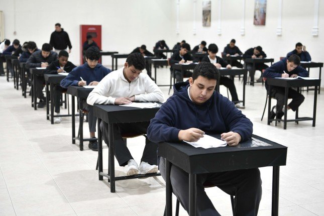 بآمال كبيرة في قطف ثمار التفوق.. طلبة الصفين الـ10 والـ11 ينهون اختبارات الفصل الدراسي الأول بالكويت بآمال كبيرة في قطف ثمار التفوق.. طلبة الصفين الـ10 والـ11 ينهون اختبارات الفصل الدراسي الأول بالكويت
