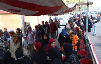 بالصور.. اقبال كثيف على لجنة مدرسة المساكن الابتدائيه بالبساتين في انتخابات مجلس النواب المصري