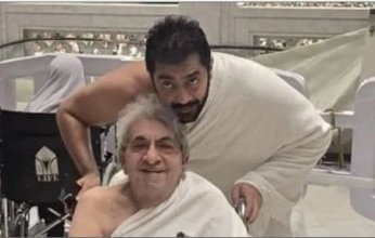 أحمد فلوكس يصطحب والده فاروق فلوكس لأداء العمرة على كرسى متحرك في مشهد إنساني مؤثر