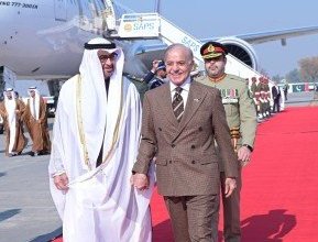 رئيس دولة الإمارات يصل إلى باكستان في زيارة رسمية.. ماذا تحمل في طياتها؟