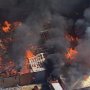 سحب كثيفة من الدخان الأسود.. حريق هائل يلتهم مصنعًا في سيدني 3 khaligyoun69815