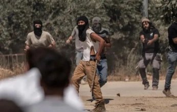 إصابة فلسطينيين ومتضامنين أجانب في اعتداء لمستوطنين بالضفة الغربية