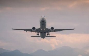 واقعة مثيرة.. راكب يحاول فتح باب الطائرة على ارتفاع 18 آلف قدم