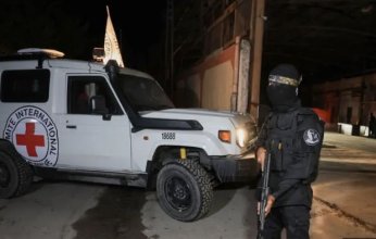 الفصائل الفلسطينية تسلّم جثة محتجز إسرائيلي للصليب الأحمر الدولي