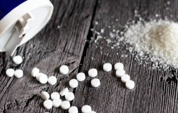 دراسة تحذر من المحليات الصناعية: تأثيرات محتملة على القلب والدماغ رغم الجرعات المنخفضة