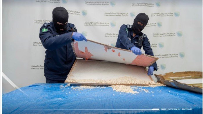 إحباط محاولة تهريب كمية من مادة الكبتاجون المخدر بمطار الملك عبد العزيز إحباط محاولة تهريب كمية من مادة الكبتاجون المخدر بمطار الملك عبد العزيز