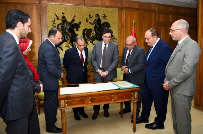 مصر.. وزير الخارجية يتسلم وثائق ومستندات وخرائط تاريخية بعد ترميمها بالهيئة العامة لدار الكتب والوثائق القومية مصر.. وزير الخارجية يتسلم وثائق ومستندات وخرائط تاريخية بعد ترميمها بالهيئة العامة لدار الكتب والوثائق القومية