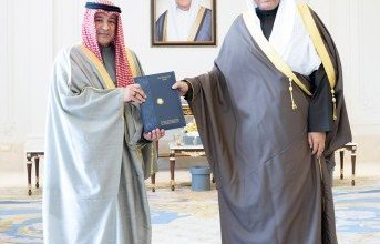 ولي العهد الكويتي يتسلم من الأمين لمجلس التعاون الخليجي تقريرا حول رئاسة بلاده للدورة الـ45 للمجلس