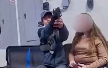 شاهد بالفيديو.. شرطي ينجو من محاولة قتل بأعجوبة