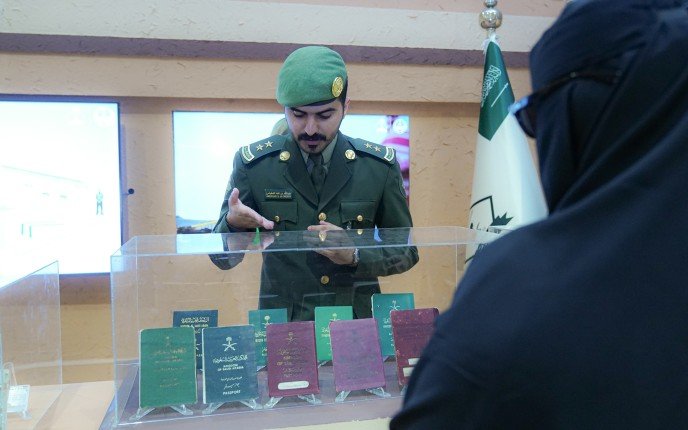 الجوازات السعودية تستعرض وثائق السفر التاريخية في مهرجان الملك عبد العزيز للإبل الجوازات السعودية تستعرض وثائق السفر التاريخية في مهرجان الملك عبد العزيز للإبل