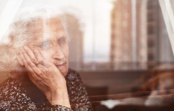 دراسة حديثة تحذر من نخر الأنف: عادة شائعة قد تفتح الطريق لمرض ألزهايمر