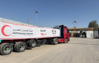 الهلال الأحمر المصري يعزز دعم غزة بمساعدات غذائية وطبية وشتوية ويطلق قافلة «زاد العزة» الـ 100