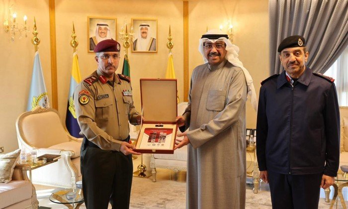 وزير الدفاع الكويتي يتسلم كراسة المراسم والبروتوكولات الموحدة للجهات العسكرية وزير الدفاع الكويتي يتسلم كراسة المراسم والبروتوكولات الموحدة للجهات العسكرية