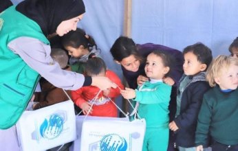 سلمان للإغاثة يواصل توزيع الملابس الشتوية على طلاب المدارس في قطاع غزة