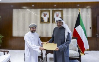 الكويت.. وزير الخارجية يتسلم رسالة خطية من وزير المالية العماني