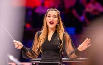 الفنانة ياسمينا صباح تحلّق بالموسيقى معلّقة في الهواء عند برج خليفة