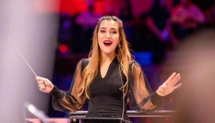الفنانة ياسمينا صباح تحلّق بالموسيقى معلّقة في الهواء عند برج خليفة الفنانة ياسمينا صباح تحلّق بالموسيقى معلّقة في الهواء عند برج خليفة