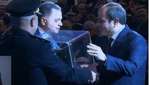 عيد الشرطة الـ 74.. السيسي يتسلم هدية تذكارية من وزير الداخلية عيد الشرطة الـ 74.. السيسي يتسلم هدية تذكارية من وزير الداخلية