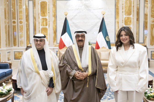 أمير البلاد يستقبل وزير (شؤون البلدية) ومدير عام بلدية الكويت أمير البلاد يستقبل وزير (شؤون البلدية) ومدير عام بلدية الكويت