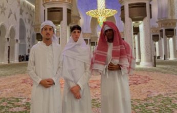 لامين جمال يظهر بالزي الإماراتي داخل مسجد الشيخ زايد
