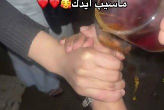 "تحدي الشاي" يجتاح مصر ويثير السخرية وتحذيرات طبية من المخاطر