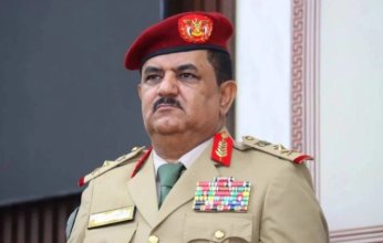إعفاء وزير الدفاع اليمني من منصبه وإحالته إلى التقاعد