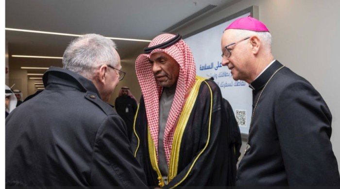 اليحيا يستقبل أمين سر دولة الفاتيكان لدى وصوله إلى البلاد في مستهل زيارة رسمية اليحيا يستقبل أمين سر دولة الفاتيكان لدى وصوله إلى البلاد في مستهل زيارة رسمية