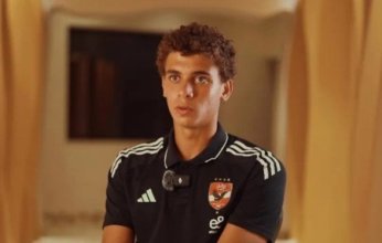 مهاجم شباب الأهلي يغادر إلى برشلونة خلال أيام