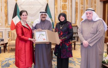 أمير الكويت يستقبل الشيخة انتصار الصباح ورئيس «البحوث والدراسات» الكويتية ورقية حسين
