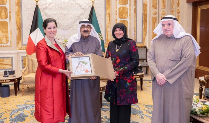 أمير الكويت يستقبل الشيخة انتصار الصباح ورئيس «البحوث والدراسات» الكويتية ورقية حسين أمير الكويت يستقبل الشيخة انتصار الصباح ورئيس «البحوث والدراسات» الكويتية ورقية حسين