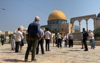 عشرات المستوطنين الإسرائيليين يقتحمون باحات المسجد الأقصى