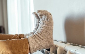 لماذا نشعر ببرودة اليدين والقدمين؟ بين الأسباب الطبيعية والمؤشرات المرضية