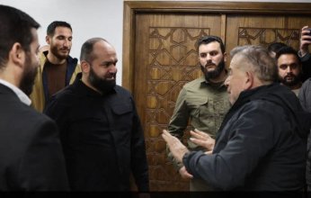 شاهد بالفيديو | لحظة تحرير منتج مسلسل "باب الحارة" الشهير من الاختطاف
