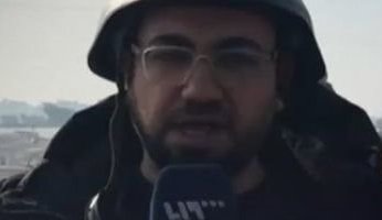 لحظة صادمة على الهواء.. دبابة عسكرية تدهس مراسل صحفي في حلب (فيديو)