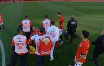 نجم منتخب مصر يغادر مباراة بنين بالدموع