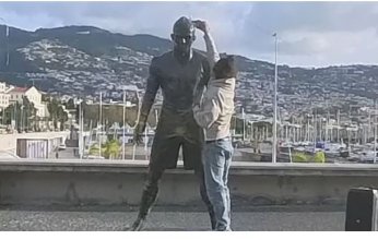شاهد بالفيديو.. شاب يحرق تمثال رونالدو في البرتغال